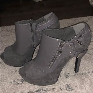 Never worn Guess peep toe heals sz 8